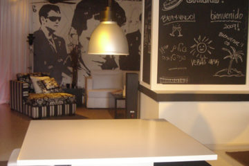 Tables carrées et conviviales pour le bar sur la thématique du cinéma à Hollywood. Noir et blanc.