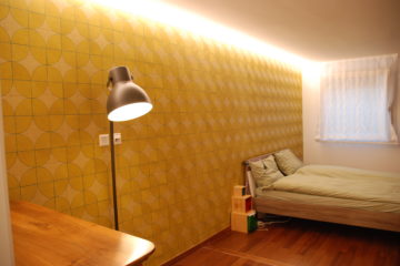 Papier peint et éclairage de la chambre parentale